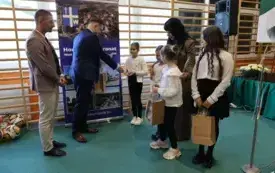 UROCZYSTOŚĆ OBCHOD&Oacute;W XV ROCZNICY NADANIA IM.PROF. KAROLA OLSZEWSKIEGO W BRONISZOWIE ORAZ ODDANIE DO UŻYTKU BOISKA SPORTOWEGO 10