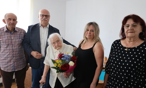Zdjęcie do 102 urodziny mieszkanki gminy Wielopole Skrzyńskie