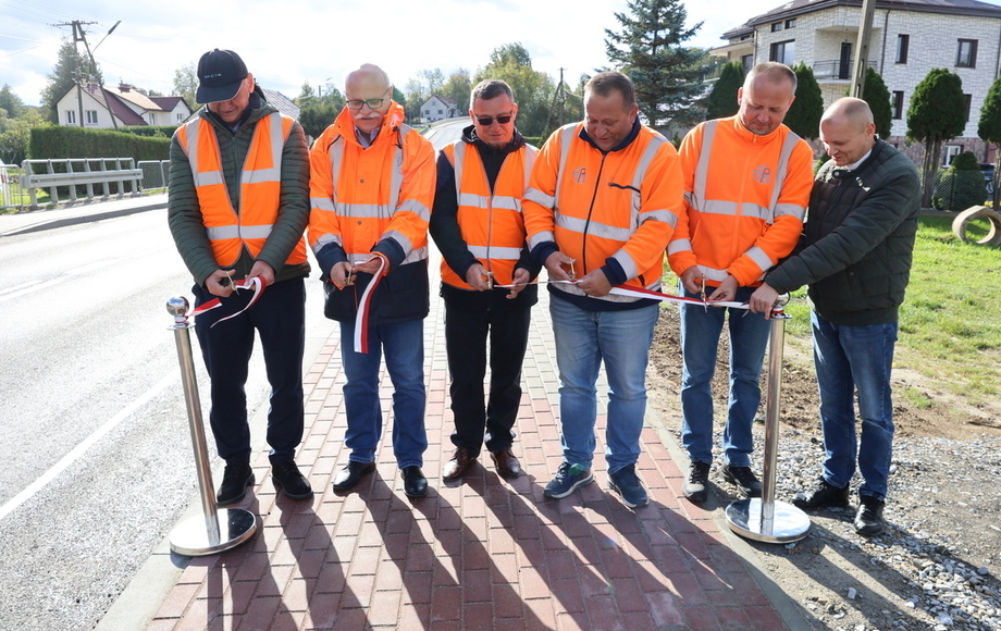 Zakończono budowę chodnika przy drodze wojewódzkiej nr 986 w Wielopolu